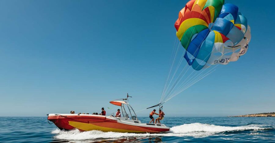 Albufeira: Parasailing Boat Trip - From Momentos Dinâmicos Office to the Open Water