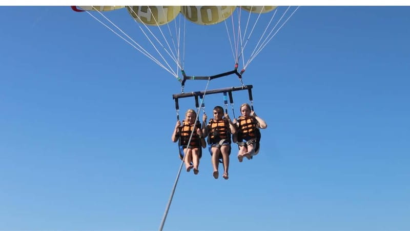 Barcelona: Parasailing with panoramic views over the sea - Starting at Port Fòrum