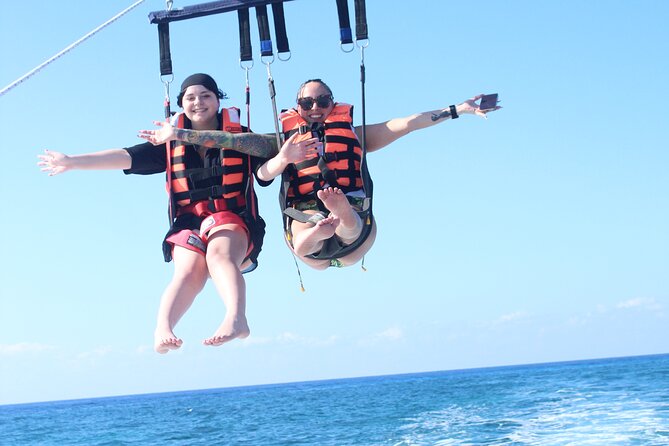 Best Parasailing Cozumel + Locker - The safety briefing and boat ride