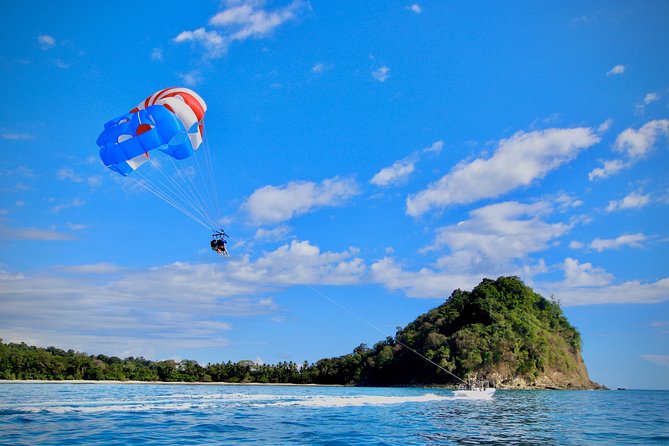 Boat Parasailing with Aguas Azules - The Espadilla Beach start and the ride offshore