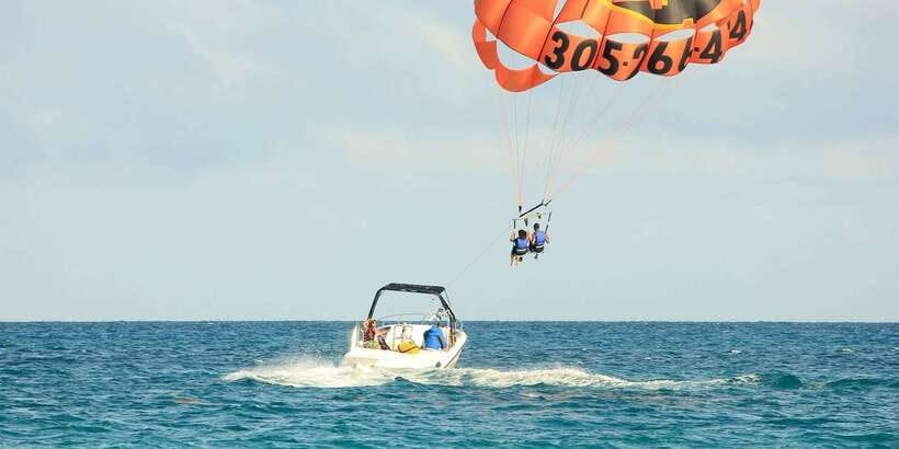 Boracay: Solo or Tandem Parasailing Experience - Who will enjoy this most