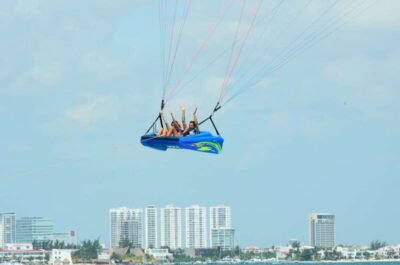 Cancún: Skyrider Parasailing Experience