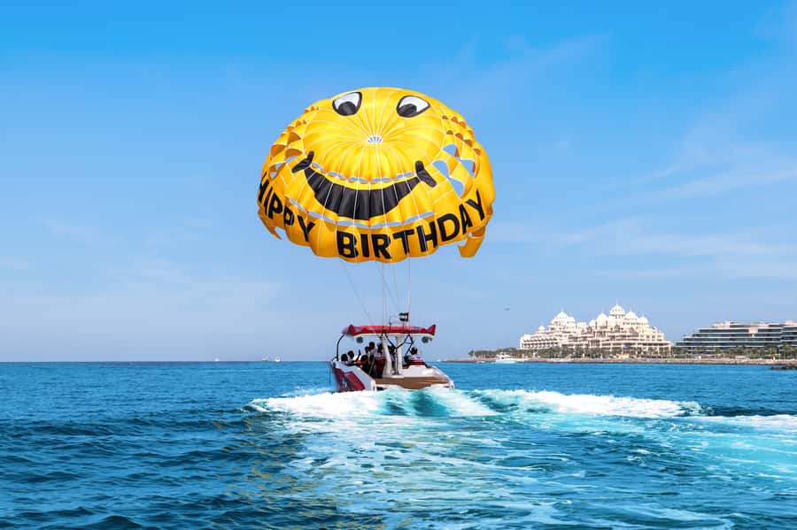 Dubai: Parasailing with Happy birthday Parachute JBR & Palm - Safety instructions before the boat heads out