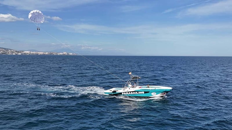 Fuengirola: Best luxury parasailing in Fuengirola - The safety briefing and equipment check
