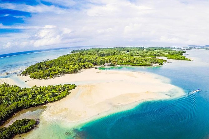 Ile aux Cerf: Speed boat with Parasailing & Tube Riding and Lunch - Islet Margenie serves the midday barbecue