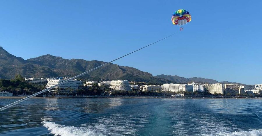 Marbella from the heights: Parasailing - The five-minute briefing before takeoff