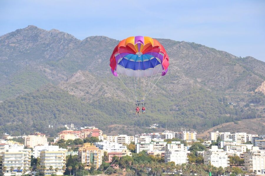 Marbella from the heights: Parasailing - Rising above Marbella without getting wet