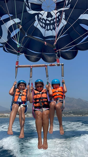 Marbella: Parasailing Flight from Puerto Banus - Rising above Puerto Banús on a winch boat