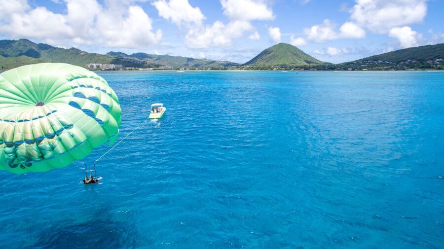 Oahu: Parasail on Maunalua Bay with Diamond Head Views - The safety briefing and boat transfer