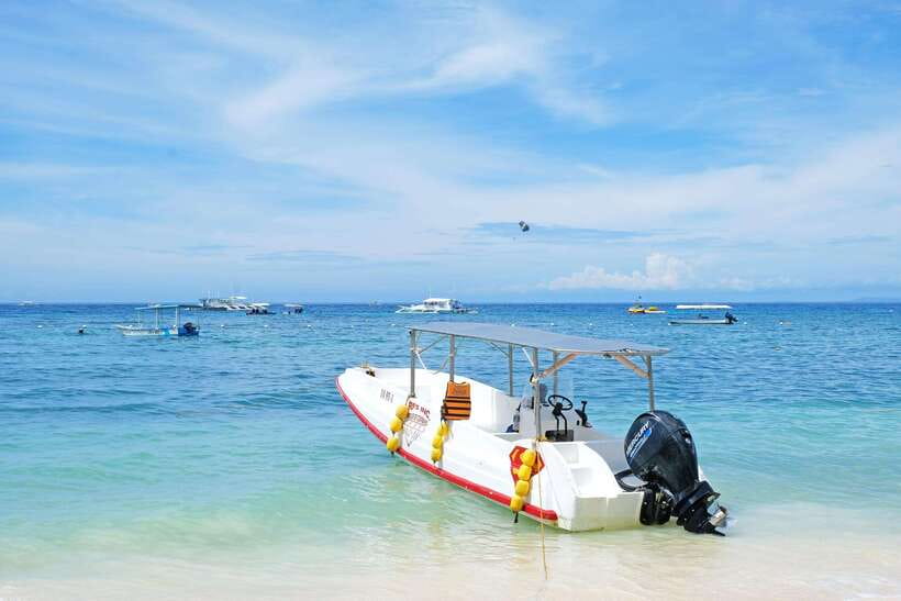 Panglao: Solo or Tandem Parasailing Experience near Alona - Taking off from Alona Beach