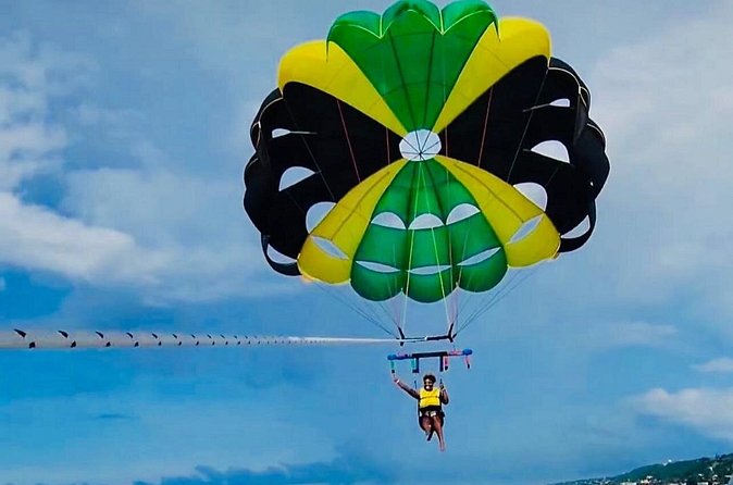 Parasailing activity in Montego Bay with lunch and transfer - Taking flight above Montego Bay