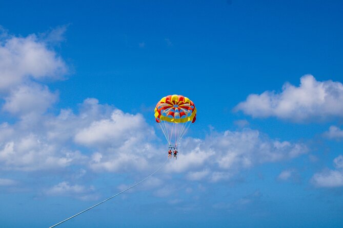 Parasailing and Photography Session Experience - A professional crew and a compact group