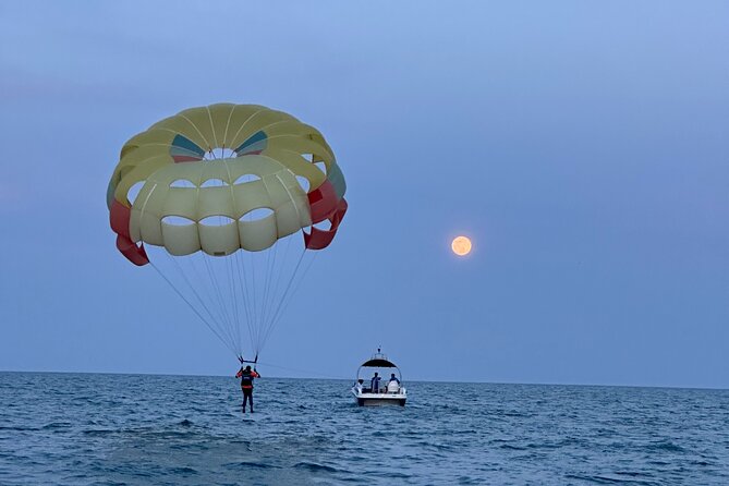 Parasailing tour in Al Mouj Muscat - The flight at 100 to 150 meters