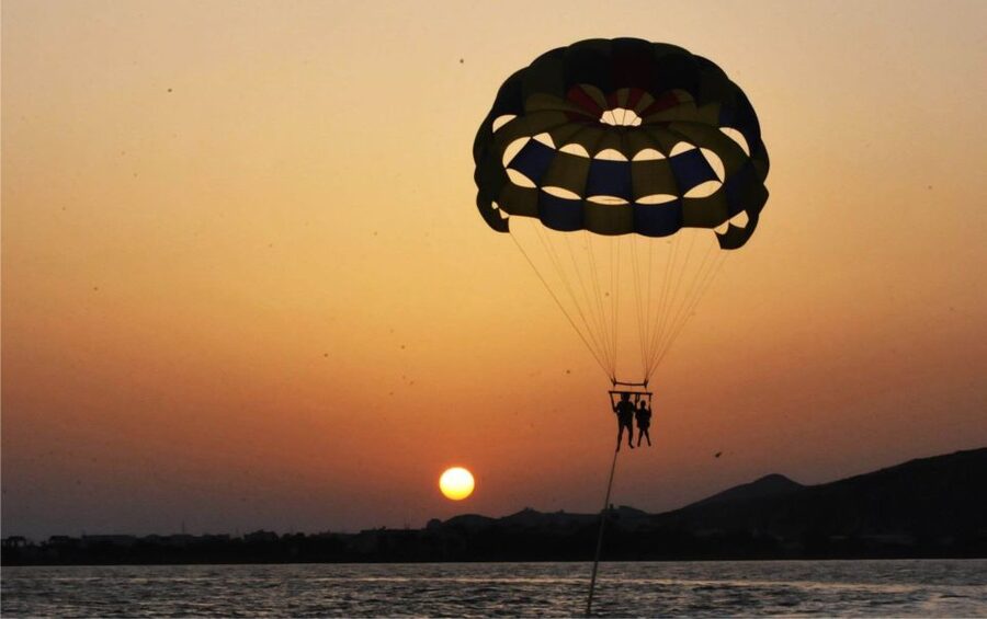 Puerto del Carmen: 10-Minute Parasailing Expereince - Taking Off Above Puerto del Carmen