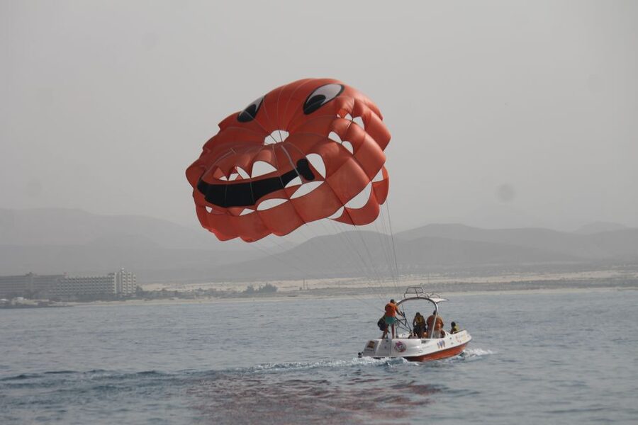 Puerto del Carmen: 10-Minute Parasailing Expereince - Choosing 50 or 80 Meters