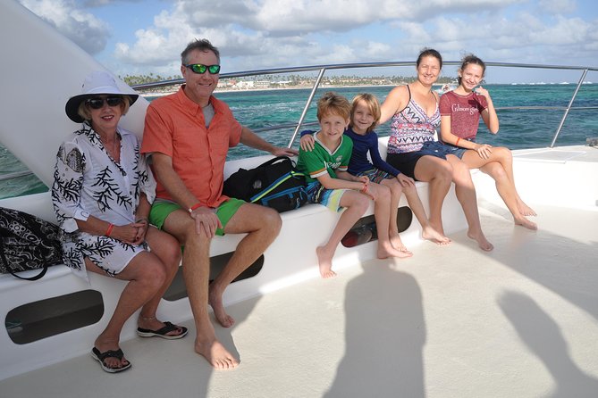 Punta Cana Combo Tour: Snorkeling, Catamaran Cruise & Parasailing - Drinks, music, and the social mood