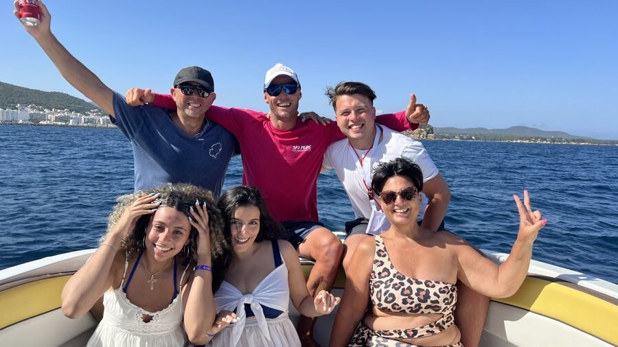 Santa Eulària des Riu: Parasailing Boat Cruise with Drinks - Safety and the quality of the crew