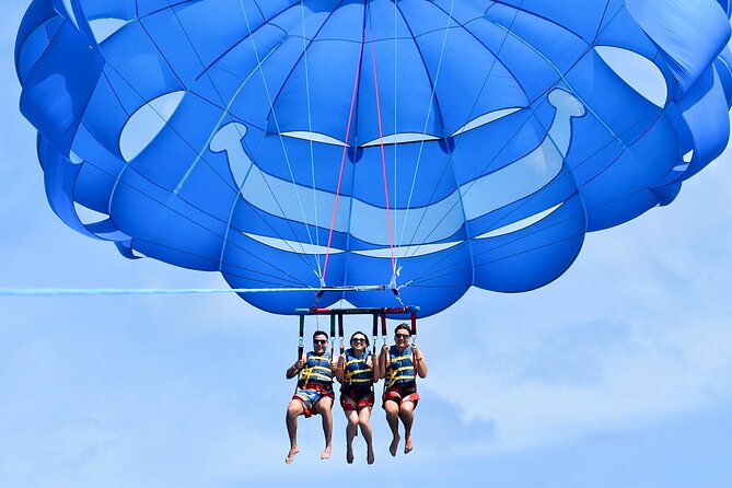 Waikiki: Parasailing in Hawaii - What happens at 1025 Ala Moana Boulevard